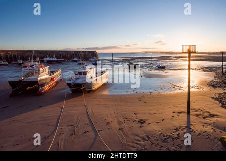 Minehead Harbour an einem sonnigen Wintermorgen bei Ebbe, Somerset, England. Stockfoto