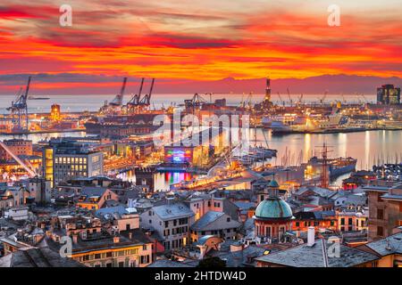 Genua, Italien Skyline der Innenstadt am Hafen in der Abenddämmerung. Stockfoto