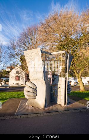 Die Skulptur von Owen Cunningham markiert den Beginn des South West Coast Path in der Küstenstadt Minehead, Somerset, England. Stockfoto