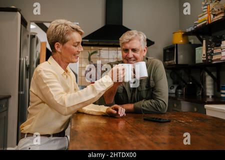 Kaukasische reifen Paar trinken Kaffee in der Küche Stockfoto