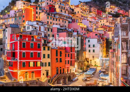 Riomaggiore, Italien in der Abenddämmerung. Riomaggiore ist eine der fünf Städte der Cinque Terre. Stockfoto