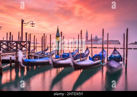 Gondeln in Venedig, Italien bei Sonnenaufgang auf dem Canal Grande. Stockfoto