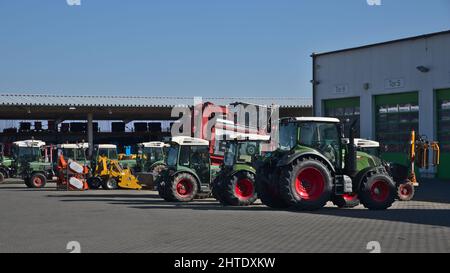 Saulheim, 27. Februar 2022. Traktoren in einem landwirtschaftlichen Zentrum Saulheim geparkt Stockfoto