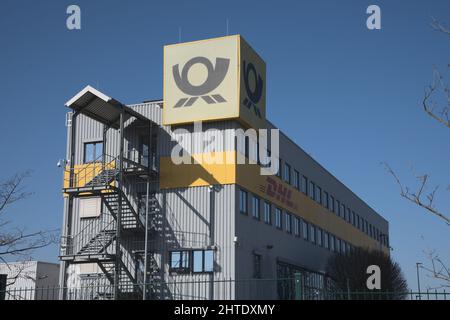 Saulheim, 27. Februar 2022. DHL-Bürogebäude mit blauem Himmel im DHL-Paketverteilzentrum Saulheim. Stockfoto