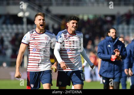 Turin, Italien. 27.. Februar 2022. Giorgio Altare und Raoul Bellanova aus Cagliari Calcio feiern nach dem Spiel während der Serie Ein Fußballspiel zwischen dem FC Turin und Cagliari Calcio am 27. Februar 2022 im Stadio Olimpico Grande Torino in Turin, Italien-Photo ReporterTorino Credit: Independent Photo Agency/Alamy Live News Stockfoto