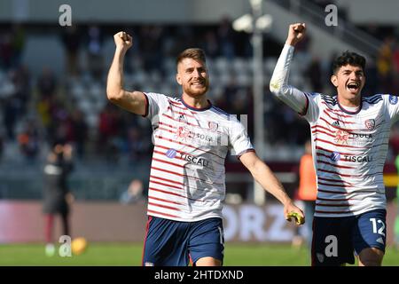 Turin, Italien. 27.. Februar 2022. Giorgio Altare und Raoul Bellanova aus Cagliari Calcio feiern nach dem Spiel während der Serie Ein Fußballspiel zwischen dem FC Turin und Cagliari Calcio am 27. Februar 2022 im Stadio Olimpico Grande Torino in Turin, Italien-Photo ReporterTorino Credit: Independent Photo Agency/Alamy Live News Stockfoto