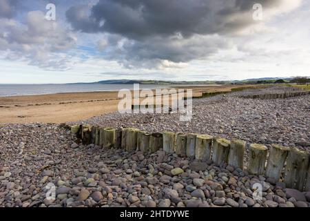 Dunster Beach und Blue Anchor Bay im Bristol Channel mit den Quantock Hills im Winter, Somerset, England. Stockfoto