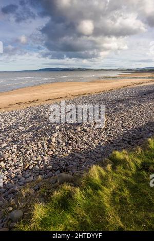 Dunster Beach und Blue Anchor Bay im Bristol Channel mit den Quantock Hills im Winter, Somerset, England. Stockfoto