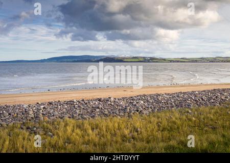 Dunster Beach und Blue Anchor Bay im Bristol Channel mit den Quantock Hills im Winter, Somerset, England. Stockfoto