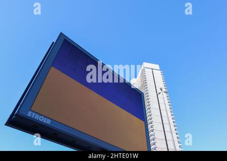 Köln, Deutschland. 28.. Februar 2022. Die ukrainischen Nationalfarben sind auf zahlreichen großen Plakaten im Stadtzentrum zu sehen. Quelle: Rolf Vennenbernd/dpa/Alamy Live News Stockfoto