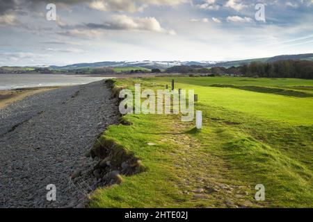 Der West Somerset Coast Path entlang des Minehead und des West Somerset Golf Club führt zum Dunster Beach mit den schneebedeckten Quantock Hills Beyond, Somerset, England. Stockfoto