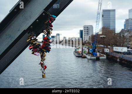 Hundert Schleusen hängen an der berühmten Eisernen Fußgängerbrücke in Frankfurt Stockfoto