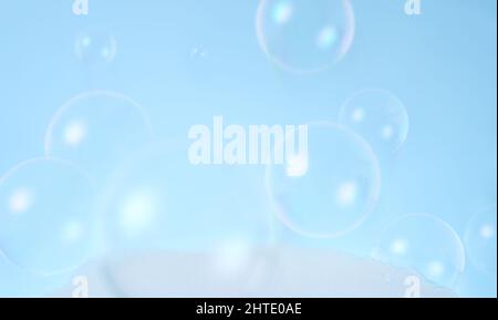 Verschwommenes Foto von Seifenblasen auf blauem Hintergrund. Stockfoto