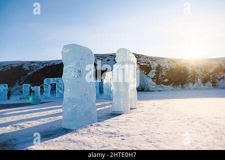 Im Winter blockiert das Eis in den Sonnenstrahlen am Ufer des gefrorenen Baikalsees Stockfoto