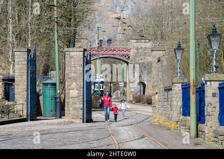 Derbyshire, Großbritannien – 5. April 2018: Ein Familienspaziergang auf den Straßenbahnschienen im Crich Tramway Village National Tram Museum Stockfoto