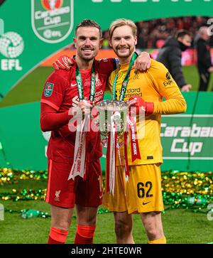 Chelsea gegen Liverpool - Carabao Cup - Finale - Wembley Stadium, Jordanien. 27.. Februar 2022. Henderson und Caoimhin Kelleher nach dem Sieg im Carabao Cup Finale im Wembley Stadium. Bildnachweis: Kredit: Mark Pain/Alamy Live Nachrichten Stockfoto