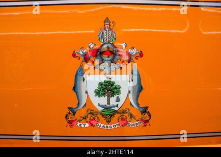 Derbyshire, Großbritannien – 5. April 2018: Lassen Sie Glasgow Insignien mit Ritter, Fisch und Baum des Lebens auf dem orangefarbenen Anstrich einer restaurierten Straßenbahn in Crich TR aufblühen Stockfoto