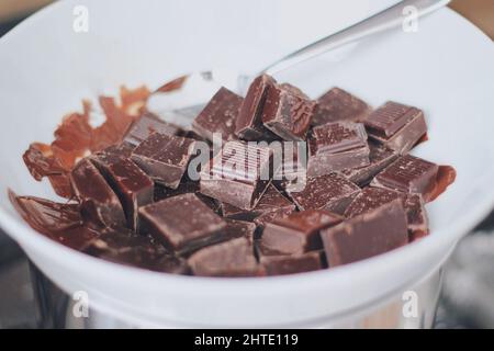 Schmelzende Würfel aus dunkler Schokolade Stockfoto