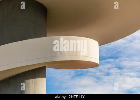 Schöne Aussicht auf ein Niemeyer Center in der spanischen Stadt Aviles Stockfoto