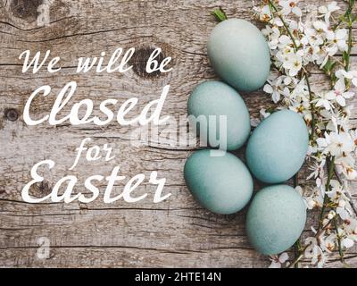 Schild mit der Inschrift Wir sind zu Ostern geschlossen. Ostereier mit bunten Farben bemalt. Nahaufnahme, drinnen, keine Leute. Herzlichen Glückwunsch Stockfoto