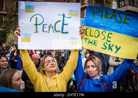 Zwei ukrainische Mädchen halten Plakate mit Botschaften des Friedens auf einer Demonstration gegen den Krieg mit R Stockfoto