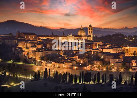 Urbino, Italien mittelalterliche ummauerte Stadt in den Marken bei Dämmerung. Stockfoto