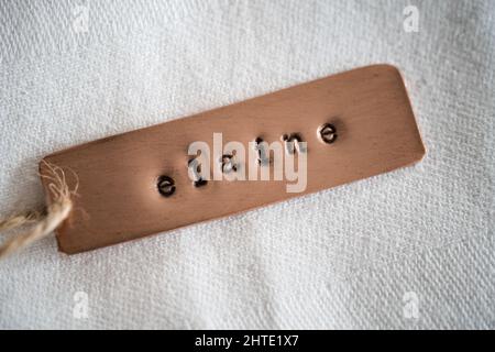 Elaine Identität graviert Name Hund Tag Kupfer Metall Namensschild Abzeichen. Glänzende und saubere gestempelte Buchstaben auf Retro-Anhänger. Stockfoto