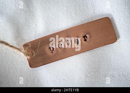 Peter Identität graviert Name Hund Tag Kupfer Metall Namensschild Abzeichen. Glänzende und saubere gestempelte Buchstaben auf Retro-Anhänger. Stockfoto