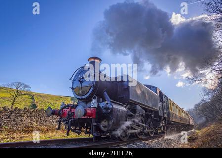 GWR 1500 Klasse 0-6-0pt Rangiermotor Nummer 1501 von der Severn Valley Railway schleppt einen Zug in Irwell Vale-Haltestelle auf der East Lancashire Railway d Stockfoto