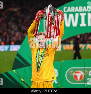 London, Großbritannien. 27.. Februar 2022. 27. Februar 2022 - Chelsea gegen Liverpool - Carabao Cup - Finale - Wembley Stadium Caoimhin Kelleher nach dem Sieg im Carabao Cup Finale im Wembley Stadium. Bildnachweis: Kredit: Mark Pain/Alamy Live Nachrichten Stockfoto