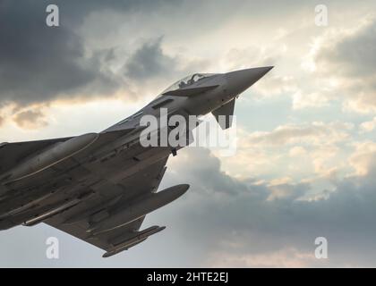 ky über Coningsby Lincolnshire RAF QRA NATO Rapid Response Typhoon Jet-Kampfflugzeug zur Unterstützung von Luftverteidigungsoperationen in Europa Stockfoto