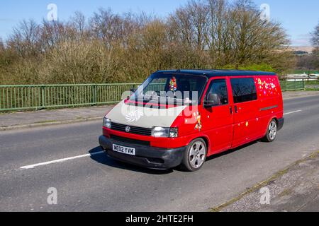 2002 roter VW Volkswagen Transporter; VW volkswagen Reisemobile, Pop Top Caddy, Transporter, Wohnmobil, kombi, Kombi, Wohnmobil, Wohnmobil-Umbau, Vee Dub, Umbauten, Kleinbus, Bus, Camper, fahrende VW-Transporter, in Bewegung Stockfoto