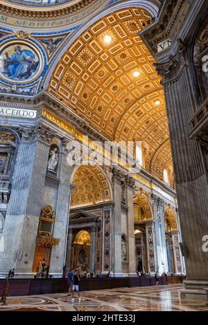 Vatikan, Rom, Italien - 28. August 2020: Päpstliche Basilika des heiligen Petrus im prunkvollen Innenraum des Vatikans, dem Kirchenschiff. Stockfoto
