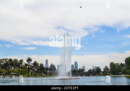 Schöner Blick auf einen großen Brunnen mitten im Echo Park mit Bäumen in Los Angeles, USA Stockfoto