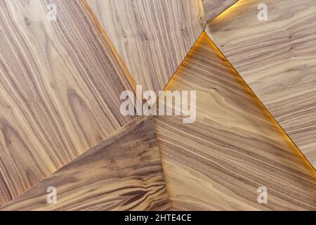 Holzwandpaneele mit Hintergrundbeleuchtung. Hintergrund und Textur von Holz. Stockfoto