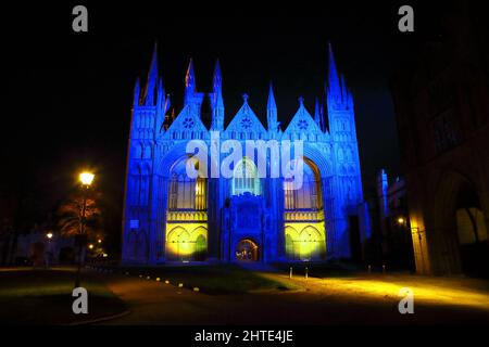 Peterborough, Großbritannien. 25.. Februar 2022. Die Kathedrale von Peterborough ist in den Farben der ukrainischen Flagge, blau und gelb, vor dem Tag des Gebets und des Friedens am Sonntag, beleuchtet. Dies findet statt, weil die Ukraine von Russland überfallen wurde und die beiden Länder nun im Krieg miteinander stehen. Peterborough Cathedral, Peterborough, Cambridgeshire, Großbritannien, am 25. Februar, 2022. Kredit: Paul Marriott/Alamy Live News Stockfoto