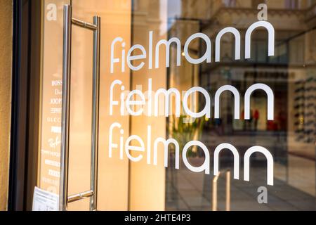 Erfurt - Deutschland, Februar 20,2022: Geschäft der Fielmann AG. Die Fielmann AG ist ein deutsches Unternehmen für Augenbekleidung. Stockfoto