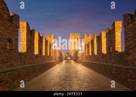 Castelvecchio Brücke über die Etsch in Verona, Italien bei Dämmerung. Stockfoto