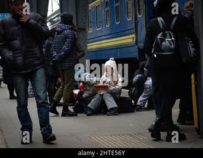 27.. Februar 2022. Lviv Bahnhof, Ukraine. Mehr als eine halbe Million Flüchtlinge fliehen vor dem Krieg - Copyright: Bel Trew/The Credit: Independent/Alamy Live News Stockfoto