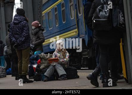 27.. Februar 2022. Lviv Bahnhof, Ukraine. Mehr als eine halbe Million Flüchtlinge fliehen vor dem Krieg - Copyright: Bel Trew/The Credit: Independent/Alamy Live News Stockfoto