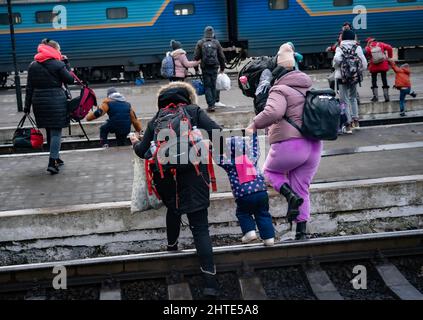 27.. Februar 2022. Lviv Bahnhof, Ukraine. Die Temperaturen fielen, als Familien auf einen Ausweg aus dem Land warteten. Als am Sonntag Schnee fiel, mussten einige umkehren und zurück in die nächste Großstadt gehen, um andere Wege zu finden. - Copyright: Bel Trew/The Credit: Independent/Alamy Live News Stockfoto