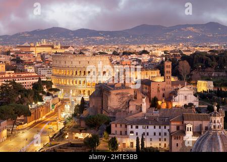 Rom, Italien Blick auf das Kolosseum mit archäologischen Gebieten bei Sonnenuntergang. Stockfoto