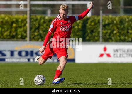 HEERENVEEN, NIEDERLANDE - 28. FEBRUAR: Casper starrt den FC Twente während des Reservecompetitie-Spiels zwischen Jong SC Heerenveen und Jong FC Twente am 28. Februar 2022 im Sportpark Skoatterwald in Heerenveen, Niederlande (Foto: Andre Weening/Orange Picles) Stockfoto