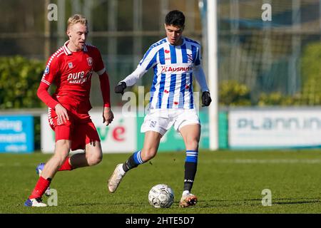 HEERENVEEN, NIEDERLANDE - 28. FEBRUAR 2022: Casper beim FC Twente fordert Anas Tahiri vom SC Heerenveen während des Reservecompetitie-Spiels zwischen Jong SC Heerenveen und Jong FC Twente im Sportpark Skoatterwald am 28. Februar 2010 in Heerenveen, Niederlande (Foto von Andre Weening/Orange Picles) Stockfoto
