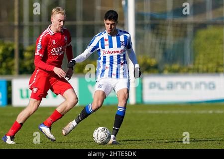 HEERENVEEN, NIEDERLANDE - 28. FEBRUAR 2022: Casper beim FC Twente fordert Anas Tahiri vom SC Heerenveen während des Reservecompetitie-Spiels zwischen Jong SC Heerenveen und Jong FC Twente im Sportpark Skoatterwald am 28. Februar 2010 in Heerenveen, Niederlande (Foto von Andre Weening/Orange Picles) Stockfoto