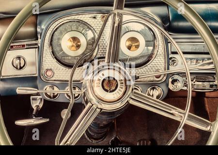 Drempt, Niederlande - 7. Juli 2021: Armaturenbrett eines Oldtimers von Chrysler im niederländischen Dorf Drempt, Niederlande Stockfoto