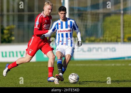 HEERENVEEN, NIEDERLANDE - 28. FEBRUAR 2022: Casper beim FC Twente fordert Anas Tahiri vom SC Heerenveen während des Reservecompetitie-Spiels zwischen Jong SC Heerenveen und Jong FC Twente im Sportpark Skoatterwald am 28. Februar 2010 in Heerenveen, Niederlande (Foto von Andre Weening/Orange Picles) Stockfoto