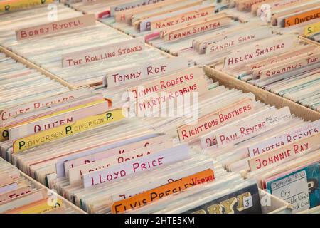 Den Bosch, Niederlande - 12. Mai 2019: Retro-Style-Bild von Holzkisten mit Plattenspielplatten aus Vinyl Stockfoto