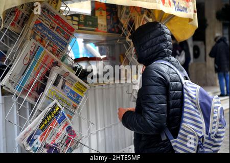 Tunesien. 28.. Februar 2022. Die Presse, die Informationswebsite und die Bürger in Tunis, Tunesien, verfolgen am 28. Februar 2022 genau, was in Osteuropa passiert, den Krieg zwischen Russland und der Ukraine, der die öffentliche Meinung in der gesamten Maghreb-Region nördlich von Afrika einnimmt. (Foto: Mahjoub Yassine/Sipa USA) Quelle: SIPA USA/Alamy Live News Stockfoto