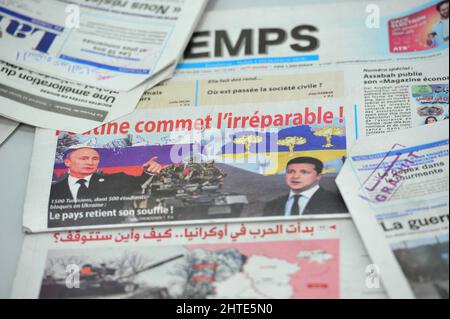 Tunesien. 28.. Februar 2022. Die Presse, die Informationswebsite und die Bürger in Tunis, Tunesien, verfolgen am 28. Februar 2022 genau, was in Osteuropa passiert, den Krieg zwischen Russland und der Ukraine, der die öffentliche Meinung in der gesamten Maghreb-Region nördlich von Afrika einnimmt. (Foto: Mahjoub Yassine/Sipa USA) Quelle: SIPA USA/Alamy Live News Stockfoto